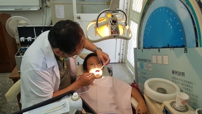 108.04.25牙醫師看診2及6年級學生圖片